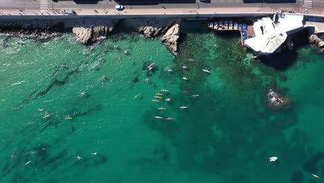 Toma-Aérea-Superior-De-Kayaks-Y-Nadadores-En-El-Mar-Mediterráneo-Marsella-Francia